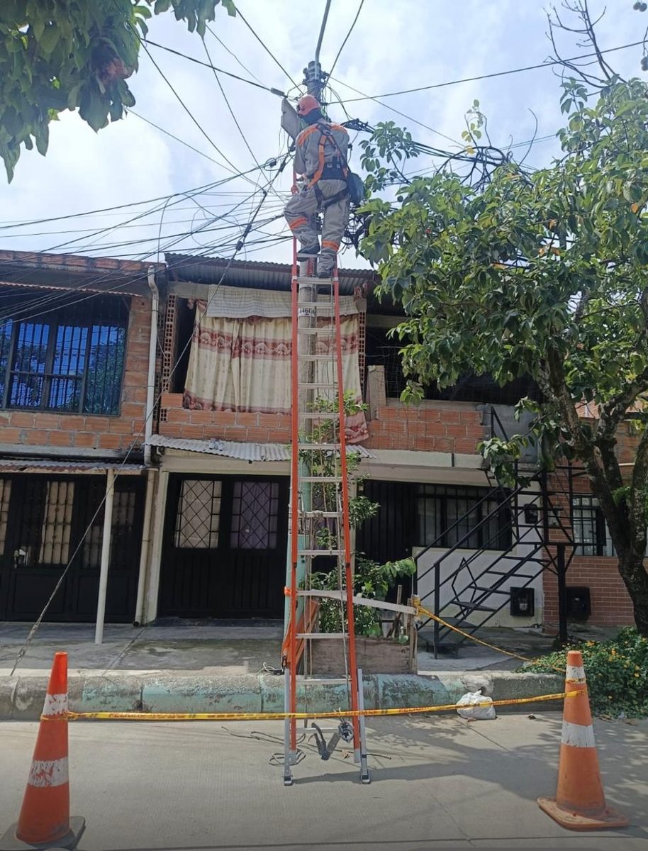 Trabajo en altura del equipo AMS modernizando red eléctrica en Espinal con Celsia