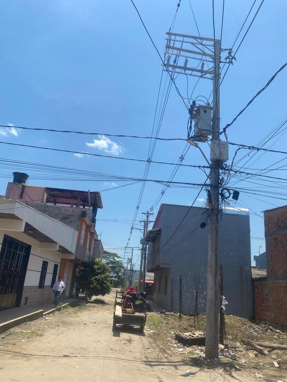 Trabajo de normalización de redes PRONE en barrio del Meta — red eléctrica intervenida por AMS para Electrificadora del Meta